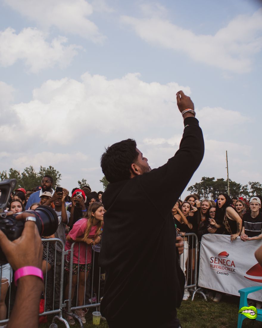 Harman 2x hyping the crowd in Buffalo, New York